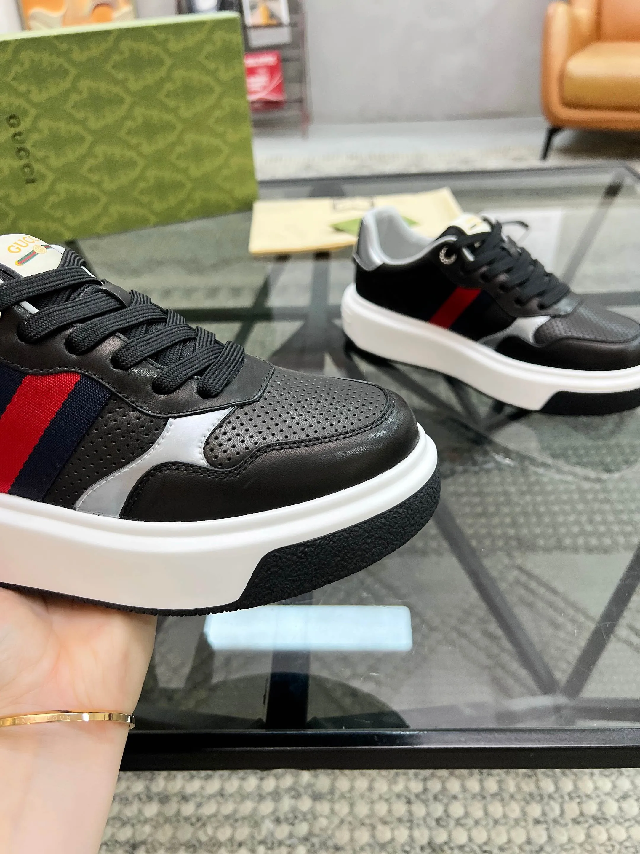 P440 new men's shoes GUCCI [Lightning] latest shoes are shipped. Original quality, fashionable, special materials, sheepskin lining, new packaging. The foot feels super comfortable and the workmanship is impeccable. Size: 38-45